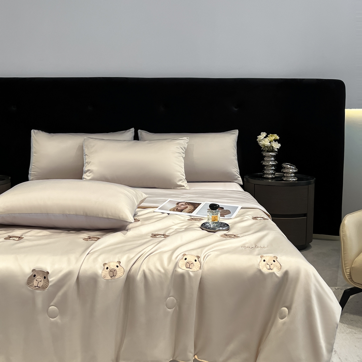 91家纺网 家纺一手货源 找家纺 红嘴企鹅 2026新款水洗冰丝刺绣夏被四件套 夏被-卡皮香槟金