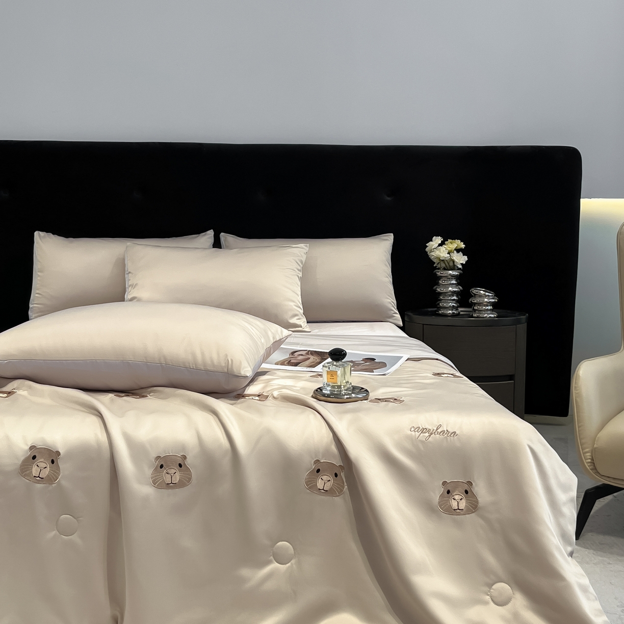 91家纺网 家纺一手货源 找家纺 红嘴企鹅 2026新款水洗冰丝刺绣夏被四件套 夏被-卡皮香槟金