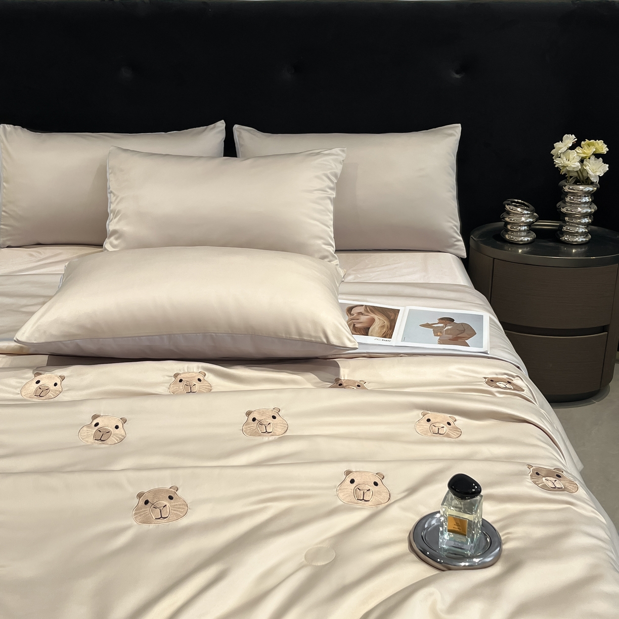 91家纺网 家纺一手货源 找家纺 红嘴企鹅 2026新款水洗冰丝刺绣夏被四件套 夏被-卡皮香槟金