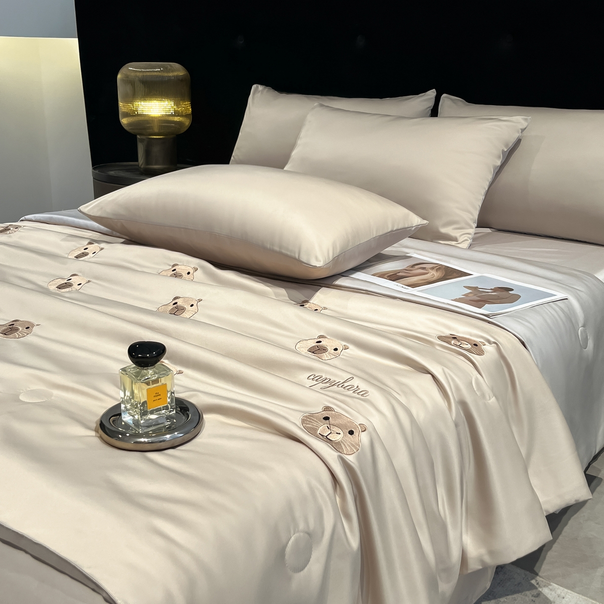 91家纺网 家纺一手货源 找家纺 红嘴企鹅 2026新款水洗冰丝刺绣夏被四件套 夏被-卡皮香槟金