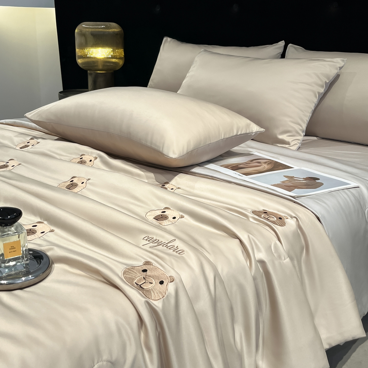 91家纺网 家纺一手货源 找家纺 红嘴企鹅 2026新款水洗冰丝刺绣夏被四件套 夏被-卡皮香槟金