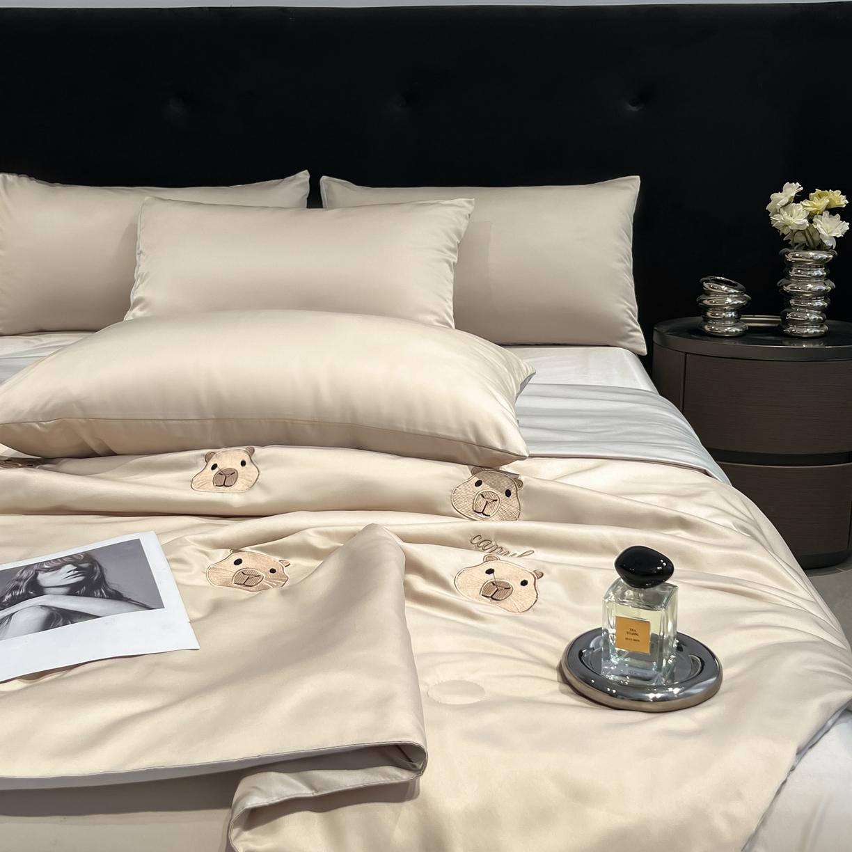 91家纺网 家纺一手货源 找家纺 红嘴企鹅 2026新款水洗冰丝刺绣夏被四件套 夏被-卡皮香槟金