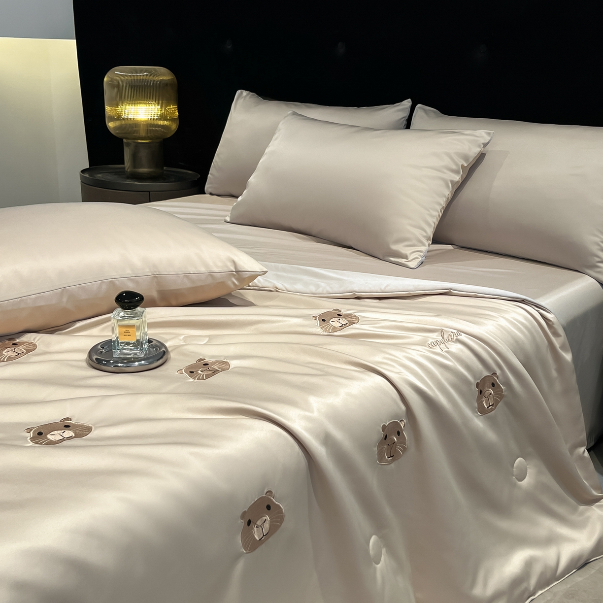 91家纺网 家纺一手货源 找家纺 红嘴企鹅 2026新款水洗冰丝刺绣夏被四件套 夏被-卡皮香槟金