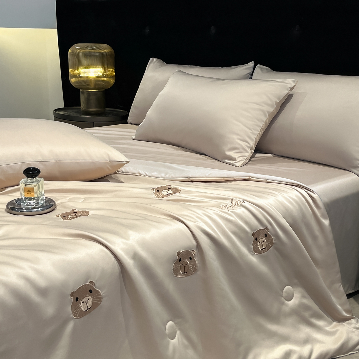 91家纺网 家纺一手货源 找家纺 红嘴企鹅 2026新款水洗冰丝刺绣夏被四件套 夏被-卡皮香槟金