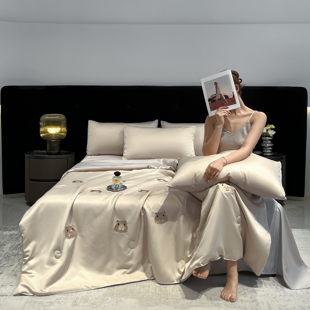 91家纺网 家纺一手货源 找家纺 红嘴企鹅 2026新款水洗冰丝刺绣夏被四件套 夏被-卡皮香槟金