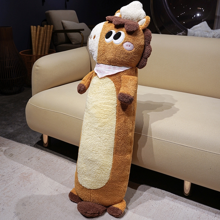 91家纺网 家纺一手货源 找家纺 仟亿莱 2026春夏新款马小厨趣味长条抱枕 长条面包趣味小马