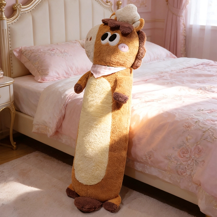 91家纺网 家纺一手货源 找家纺 仟亿莱 2026春夏新款马小厨趣味长条抱枕 长条面包趣味小马