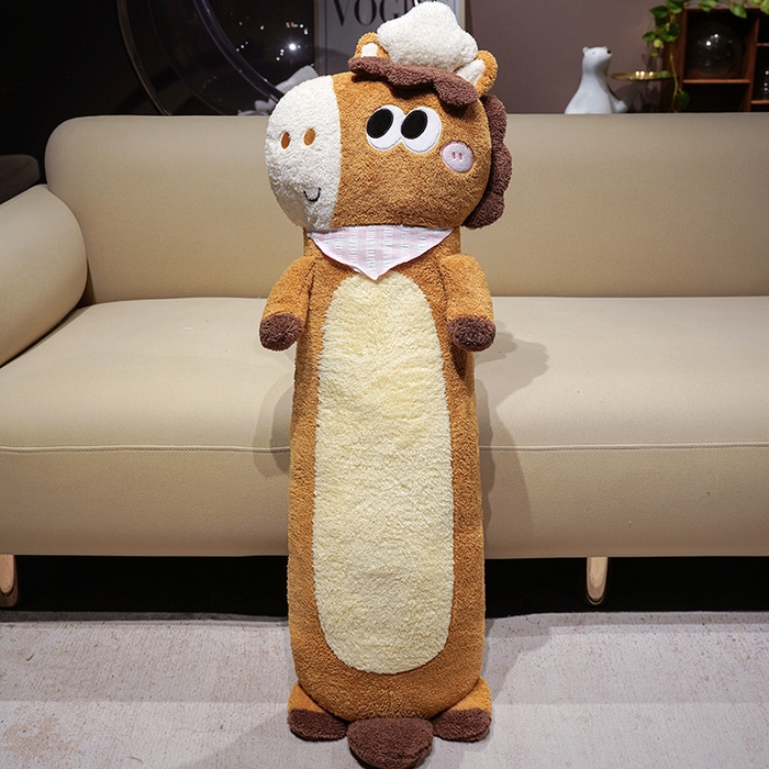 91家纺网 家纺一手货源 找家纺 仟亿莱 2026春夏新款马小厨趣味长条抱枕 长条面包趣味小马