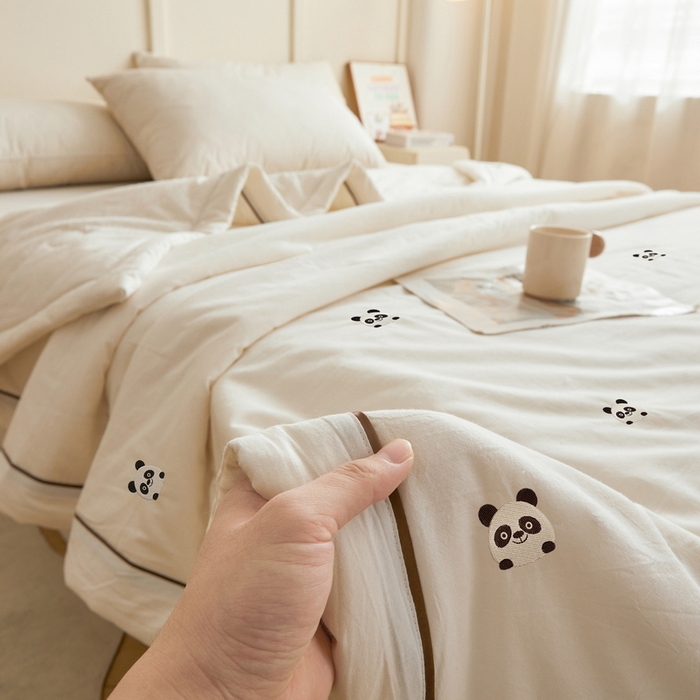 91家纺网 家纺一手货源 找家纺 仁凯家纺 2026新款A类100%棉花刺绣款手包边夏被夏凉被空调被 熊猫-白