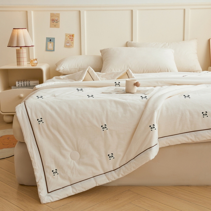 91家纺网 家纺一手货源 找家纺 仁凯家纺 2026新款A类100%棉花刺绣款手包边夏被夏凉被空调被 熊猫-白