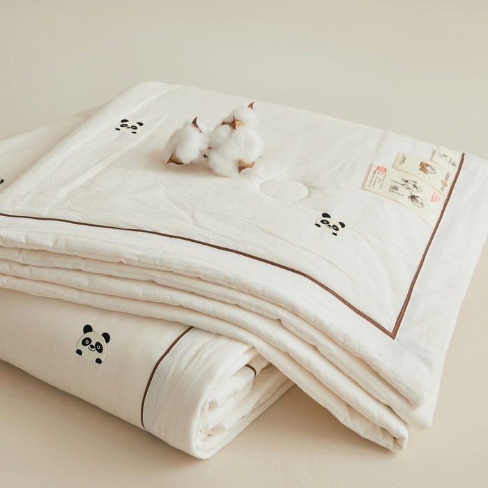 91家纺网 家纺一手货源 找家纺 仁凯家纺 2026新款A类100%棉花刺绣款手包边夏被夏凉被空调被 熊猫-白