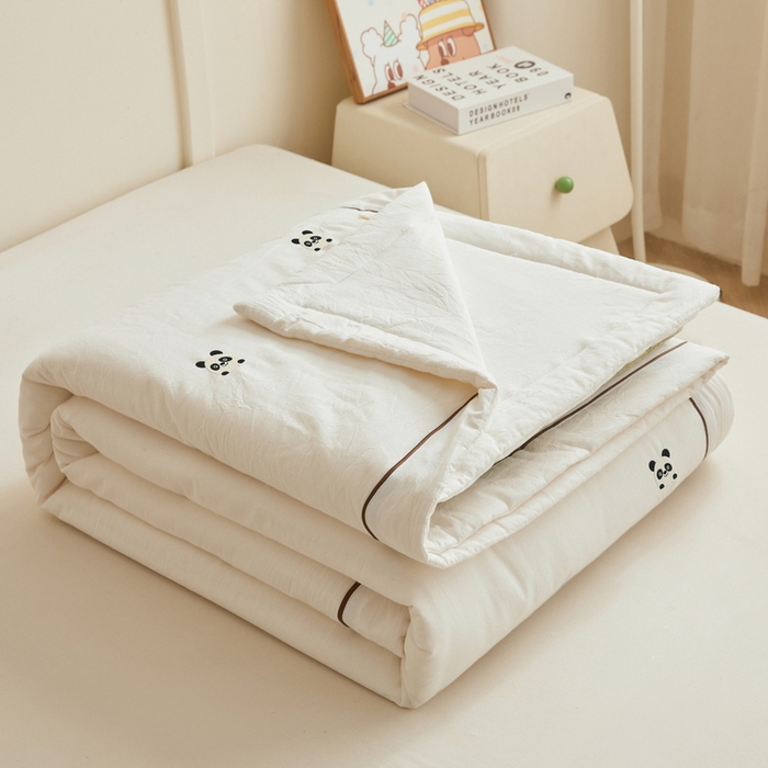 91家纺网 家纺一手货源 找家纺 仁凯家纺 2026新款A类100%棉花刺绣款手包边夏被夏凉被空调被 熊猫-白