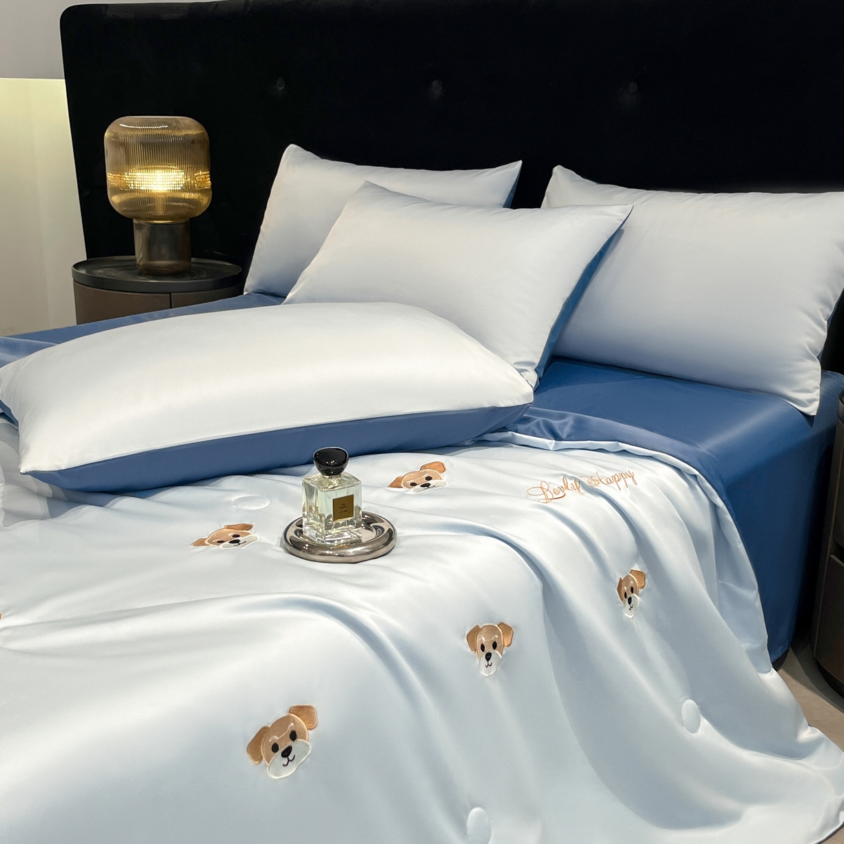 91家纺网 家纺一手货源 找家纺 红嘴企鹅 2026新款水洗冰丝刺绣夏被四件套 夏被-小狗 天兰