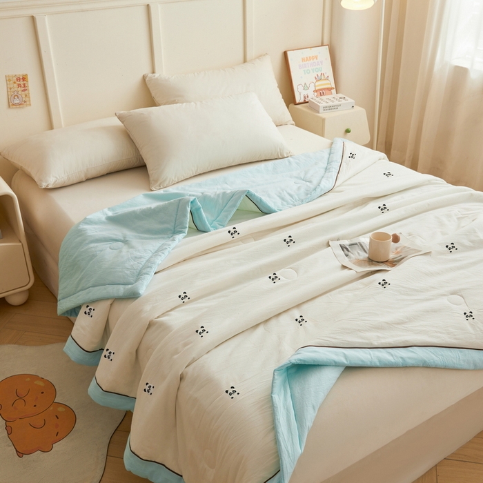 91家纺网 家纺一手货源 找家纺 仁凯家纺 2026新款A类100%棉花刺绣款手包边夏被夏凉被空调被 熊猫-蓝