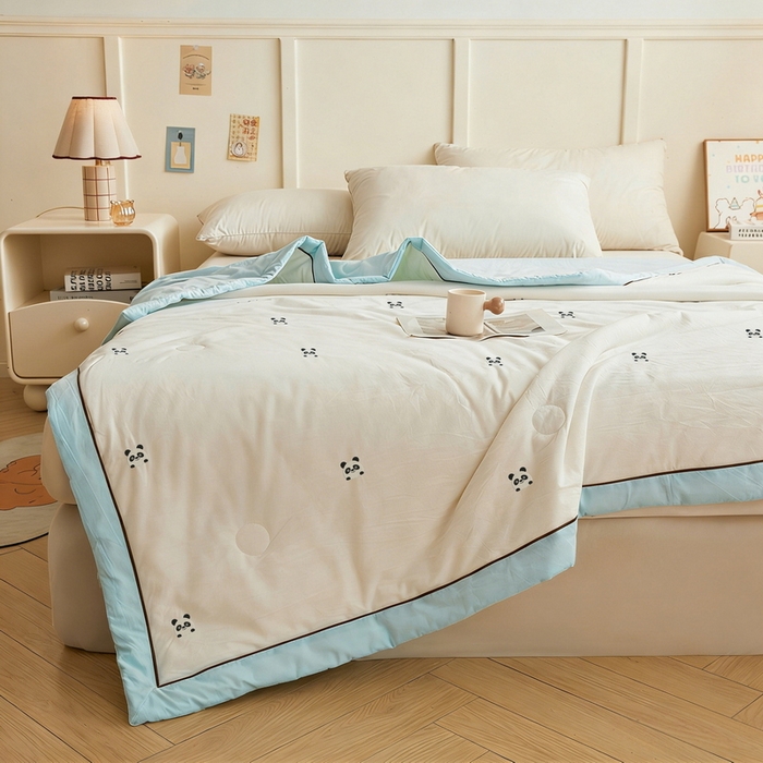 91家纺网 家纺一手货源 找家纺 仁凯家纺 2026新款A类100%棉花刺绣款手包边夏被夏凉被空调被 熊猫-蓝