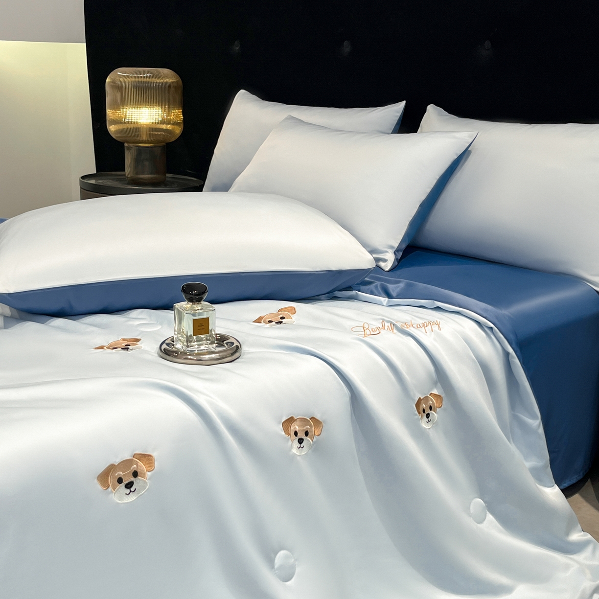 91家纺网 家纺一手货源 找家纺 红嘴企鹅 2026新款水洗冰丝刺绣夏被四件套 夏被-小狗 天兰