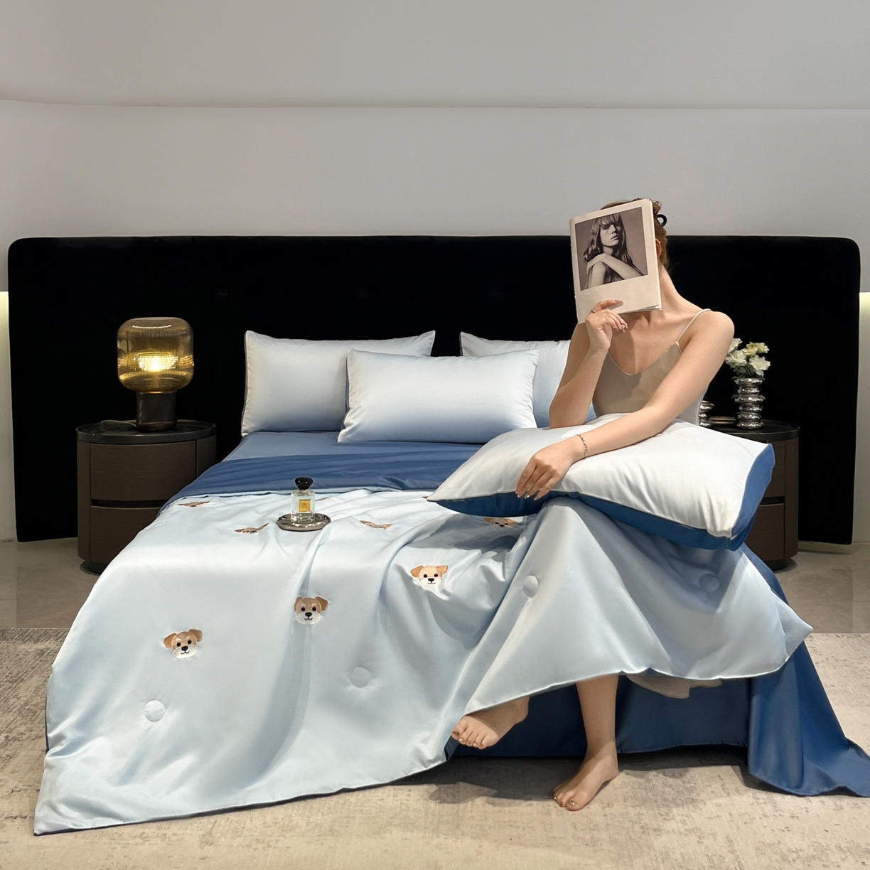 91家纺网 家纺一手货源 找家纺 红嘴企鹅 2026新款水洗冰丝刺绣夏被四件套 夏被-小狗 天兰