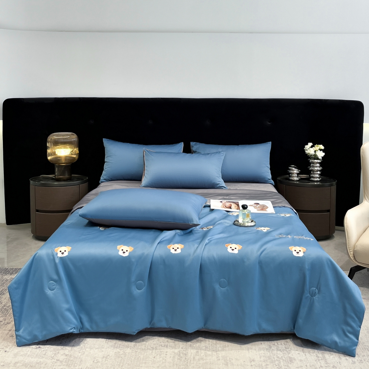 91家纺网 家纺一手货源 找家纺 红嘴企鹅 2026新款水洗冰丝刺绣夏被四件套 夏被-小狗宾利蓝