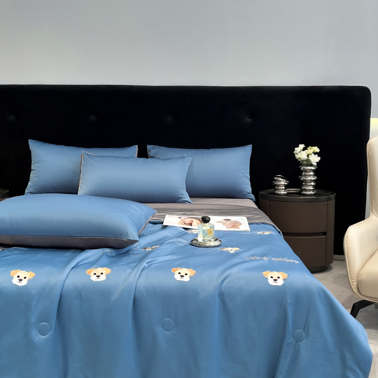 91家纺网 家纺一手货源 找家纺 红嘴企鹅 2026新款水洗冰丝刺绣夏被四件套 夏被-小狗宾利蓝