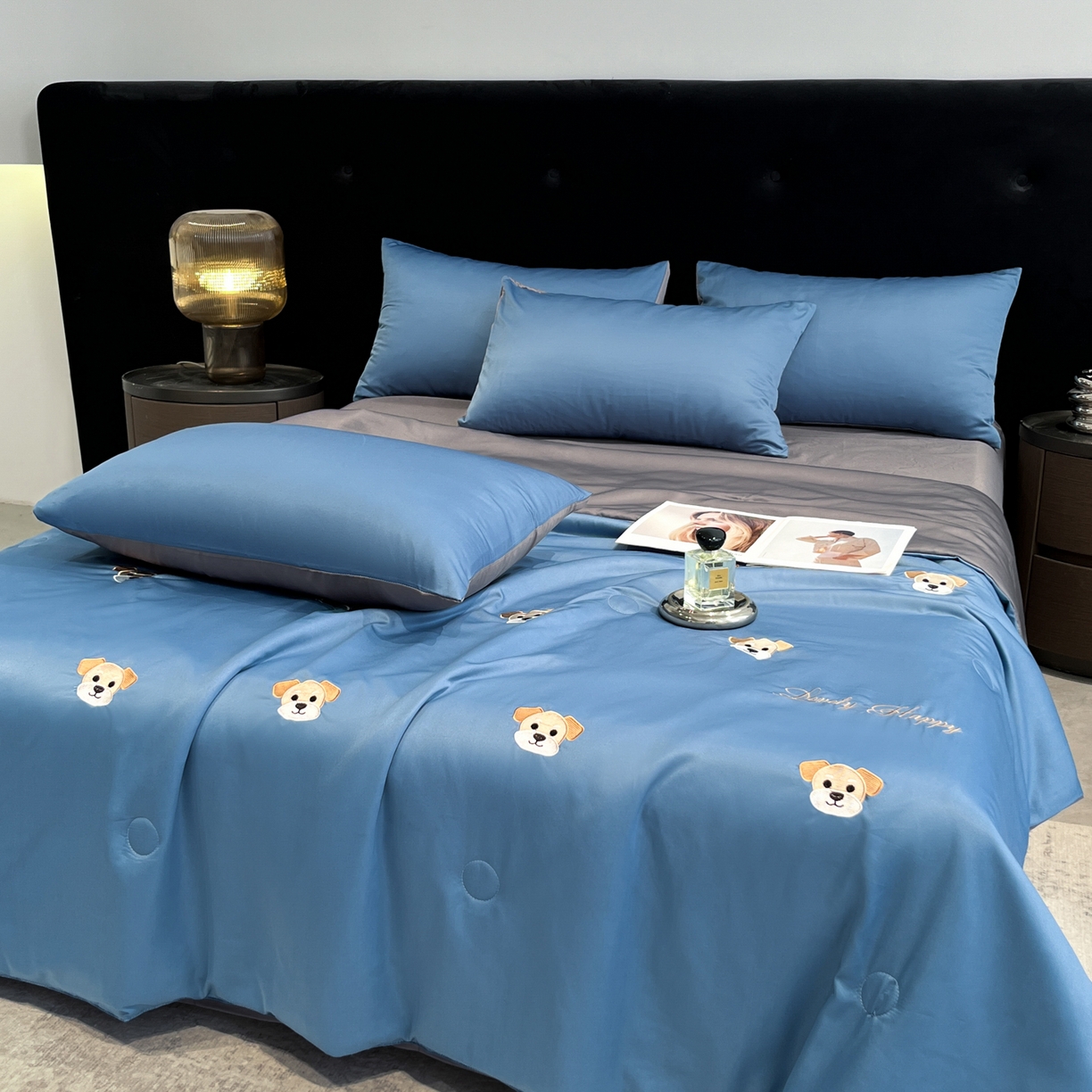 91家纺网 家纺一手货源 找家纺 红嘴企鹅 2026新款水洗冰丝刺绣夏被四件套 夏被-小狗宾利蓝