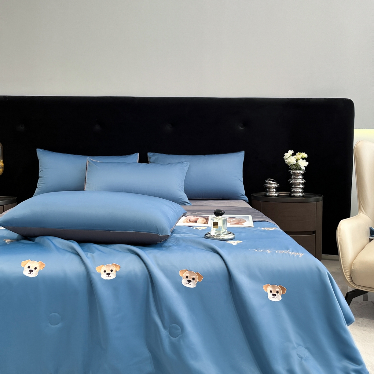 91家纺网 家纺一手货源 找家纺 红嘴企鹅 2026新款水洗冰丝刺绣夏被四件套 夏被-小狗宾利蓝