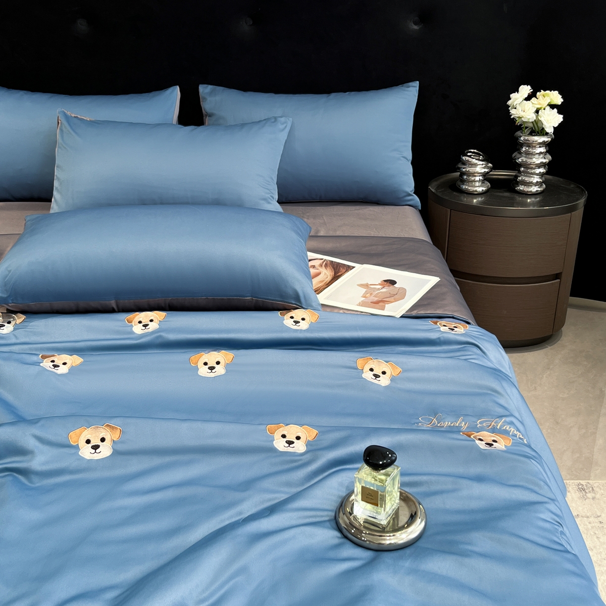 91家纺网 家纺一手货源 找家纺 红嘴企鹅 2026新款水洗冰丝刺绣夏被四件套 夏被-小狗宾利蓝