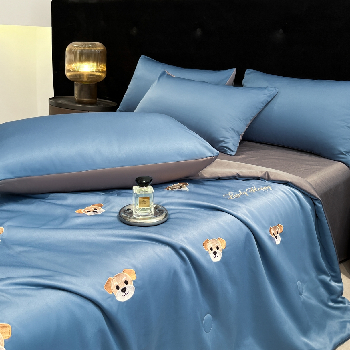 91家纺网 家纺一手货源 找家纺 红嘴企鹅 2026新款水洗冰丝刺绣夏被四件套 夏被-小狗宾利蓝