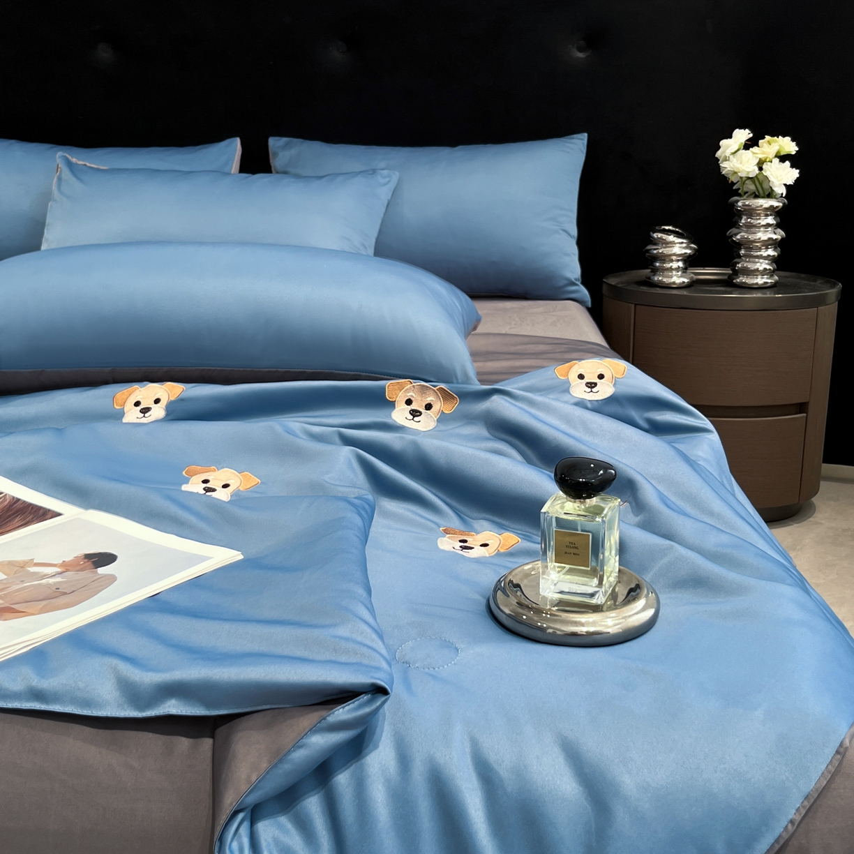 91家纺网 家纺一手货源 找家纺 红嘴企鹅 2026新款水洗冰丝刺绣夏被四件套 夏被-小狗宾利蓝