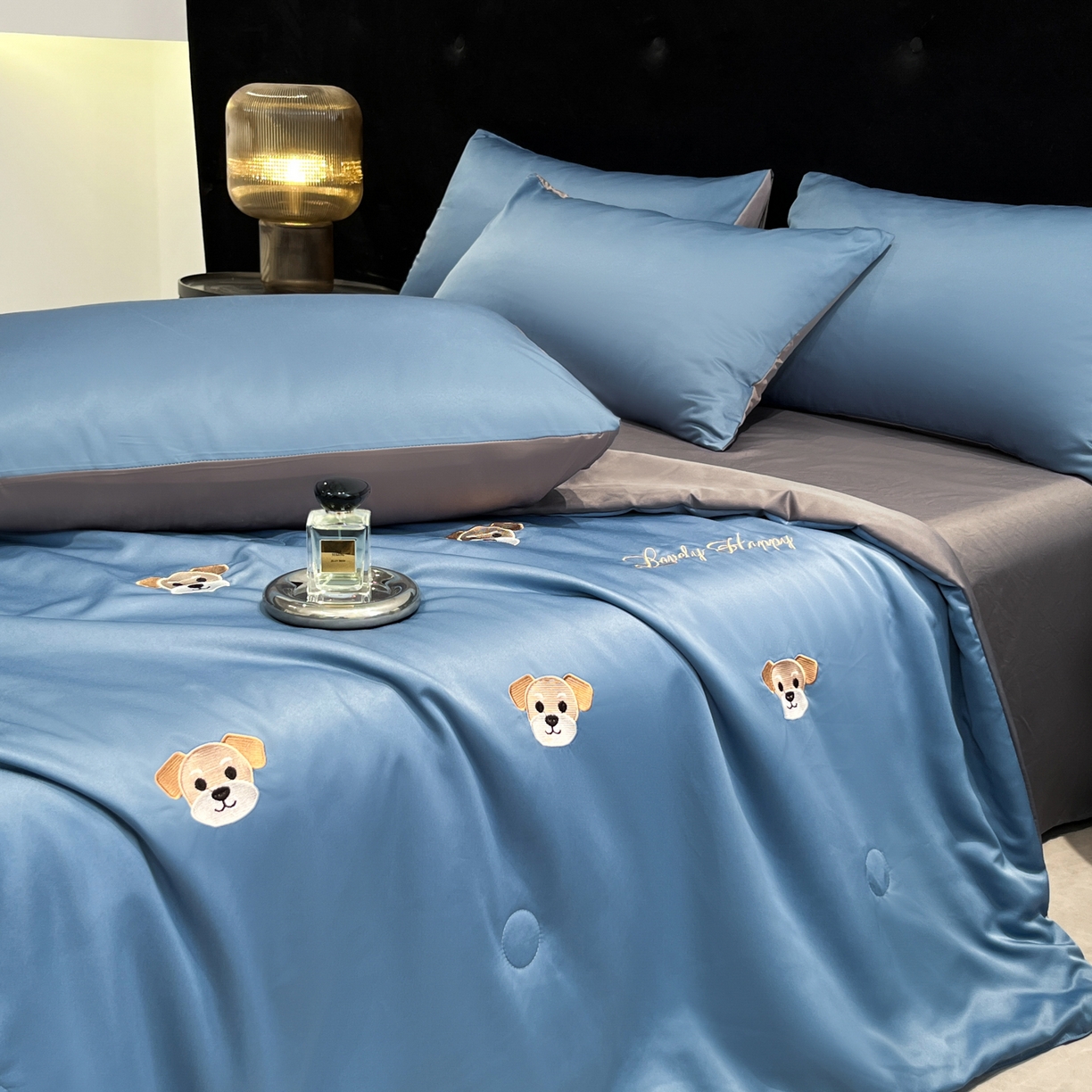 91家纺网 家纺一手货源 找家纺 红嘴企鹅 2026新款水洗冰丝刺绣夏被四件套 夏被-小狗宾利蓝