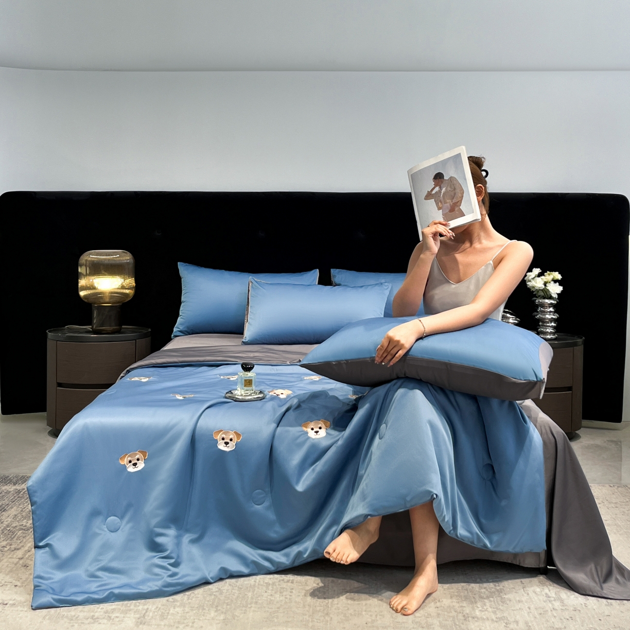 91家纺网 家纺一手货源 找家纺 红嘴企鹅 2026新款水洗冰丝刺绣夏被四件套 夏被-小狗宾利蓝