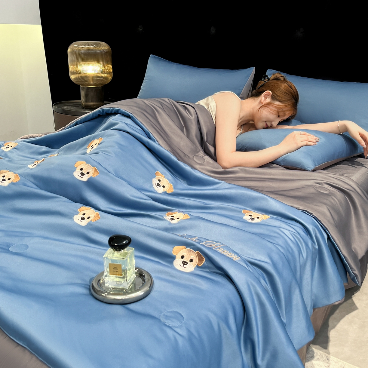 91家纺网 家纺一手货源 找家纺 红嘴企鹅 2026新款水洗冰丝刺绣夏被四件套 夏被-小狗宾利蓝