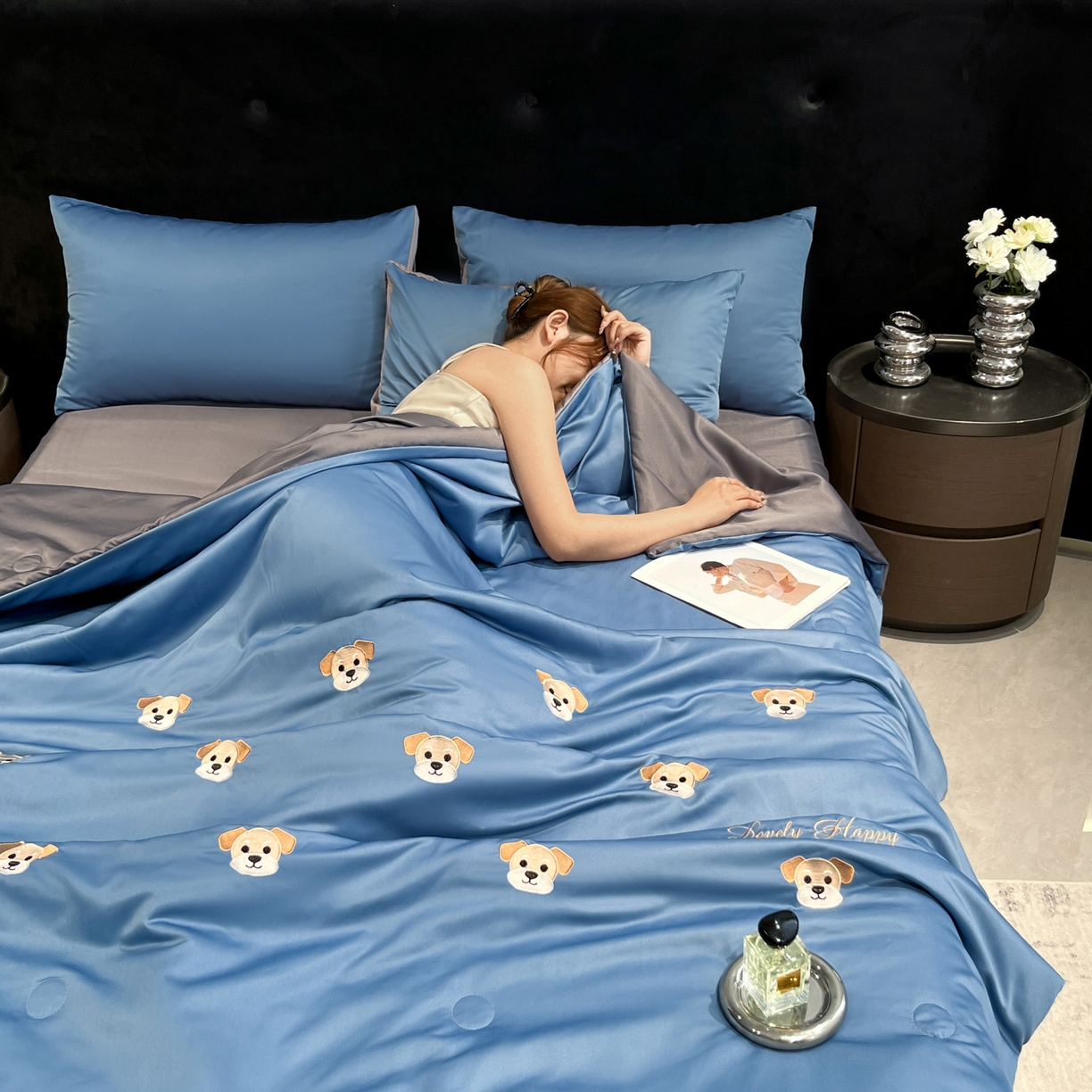 91家纺网 家纺一手货源 找家纺 红嘴企鹅 2026新款水洗冰丝刺绣夏被四件套 夏被-小狗宾利蓝