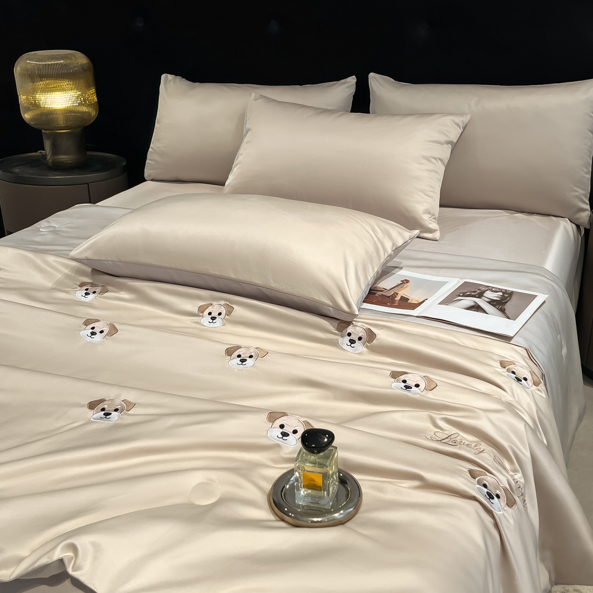 91家纺网 家纺一手货源 找家纺 红嘴企鹅 2026新款水洗冰丝刺绣夏被四件套 夏被-小狗香槟金