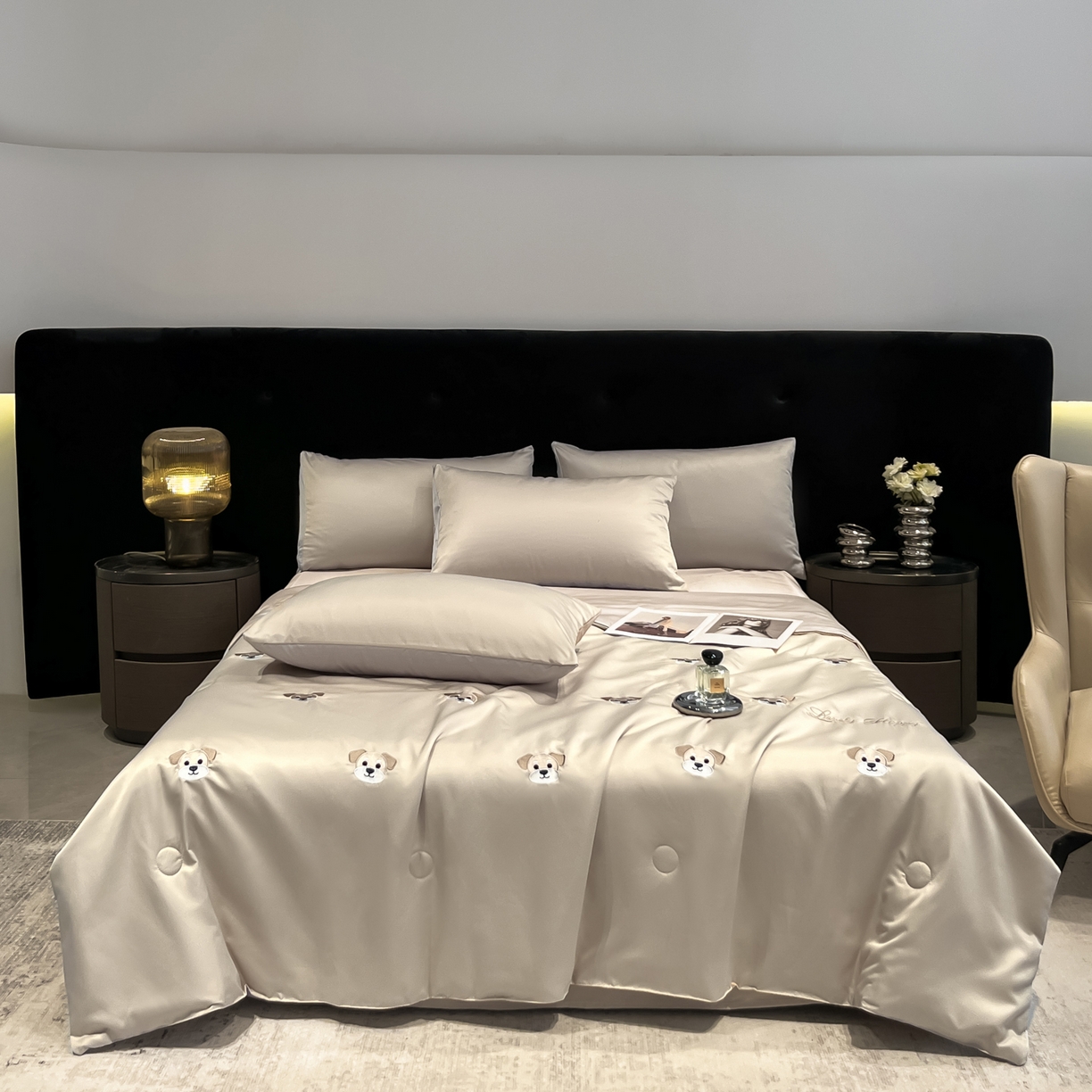 91家纺网 家纺一手货源 找家纺 红嘴企鹅 2026新款水洗冰丝刺绣夏被四件套 夏被-小狗香槟金