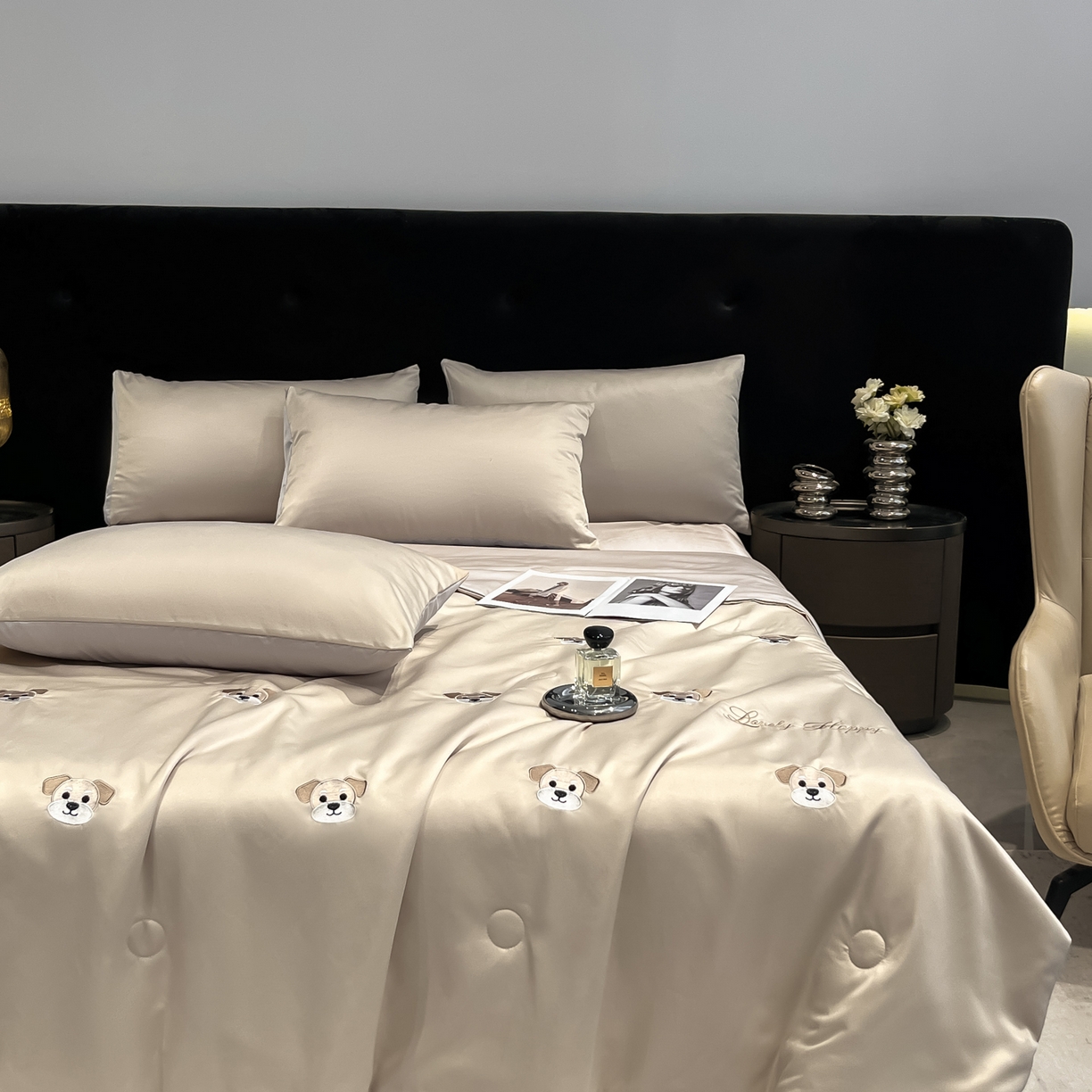 91家纺网 家纺一手货源 找家纺 红嘴企鹅 2026新款水洗冰丝刺绣夏被四件套 夏被-小狗香槟金