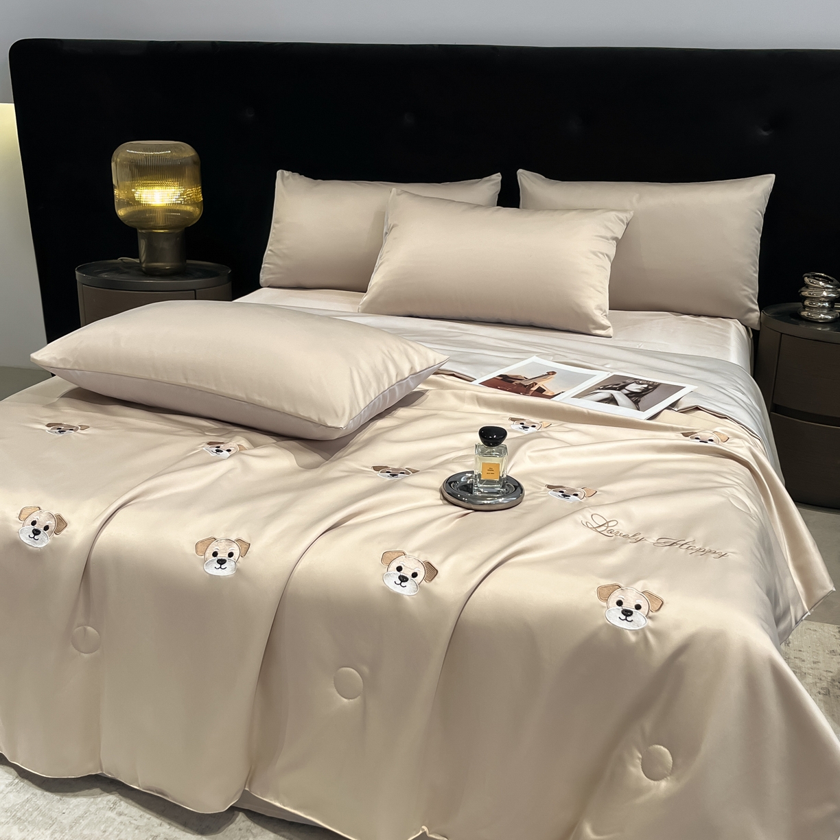 91家纺网 家纺一手货源 找家纺 红嘴企鹅 2026新款水洗冰丝刺绣夏被四件套 夏被-小狗香槟金