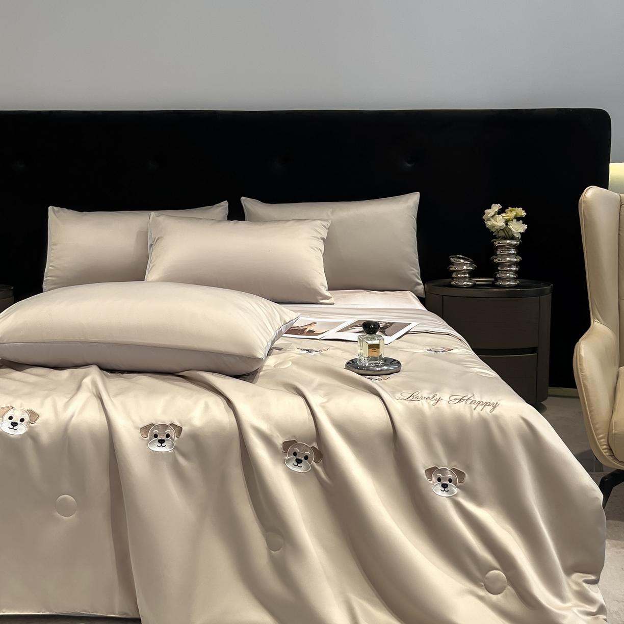 91家纺网 家纺一手货源 找家纺 红嘴企鹅 2026新款水洗冰丝刺绣夏被四件套 夏被-小狗香槟金