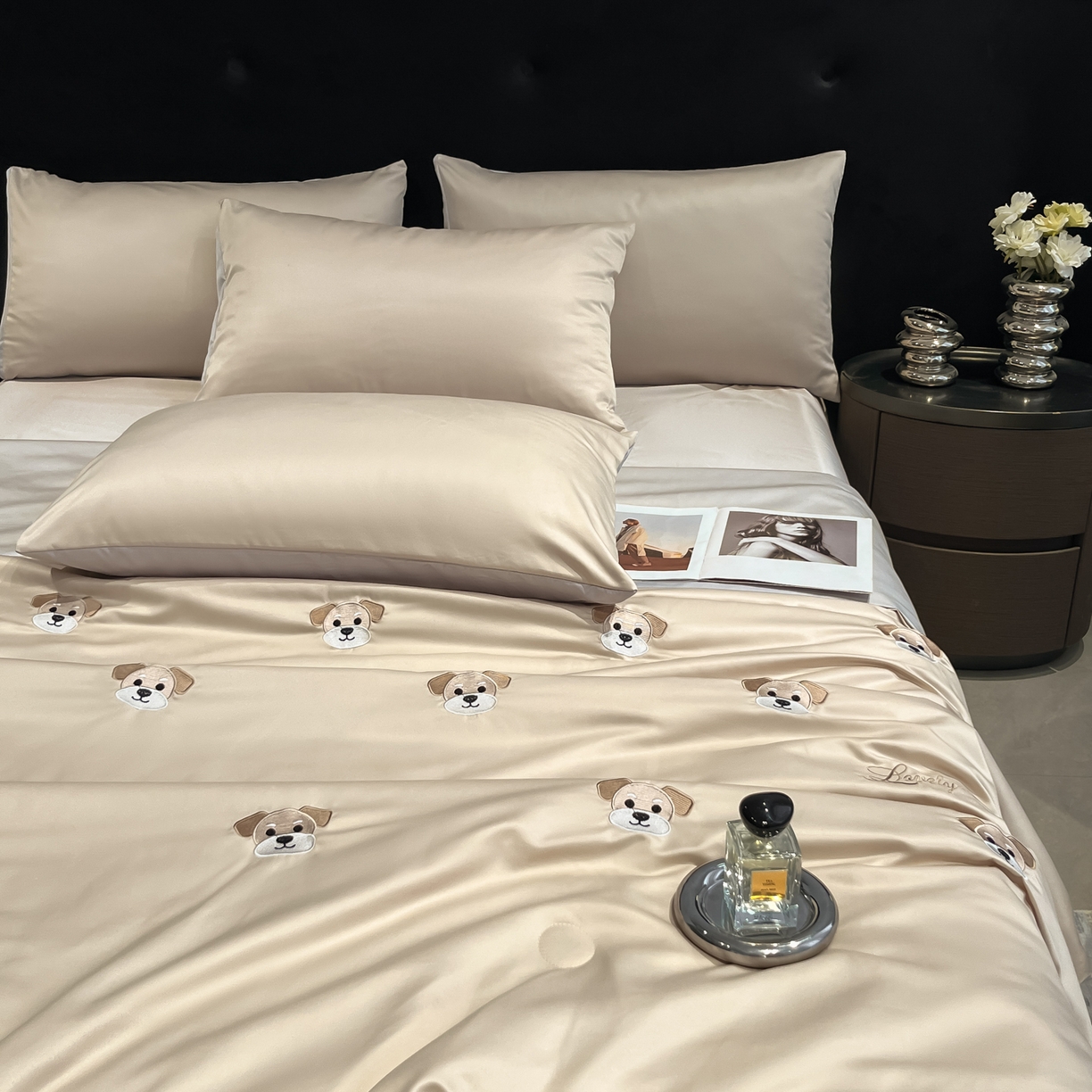 91家纺网 家纺一手货源 找家纺 红嘴企鹅 2026新款水洗冰丝刺绣夏被四件套 夏被-小狗香槟金