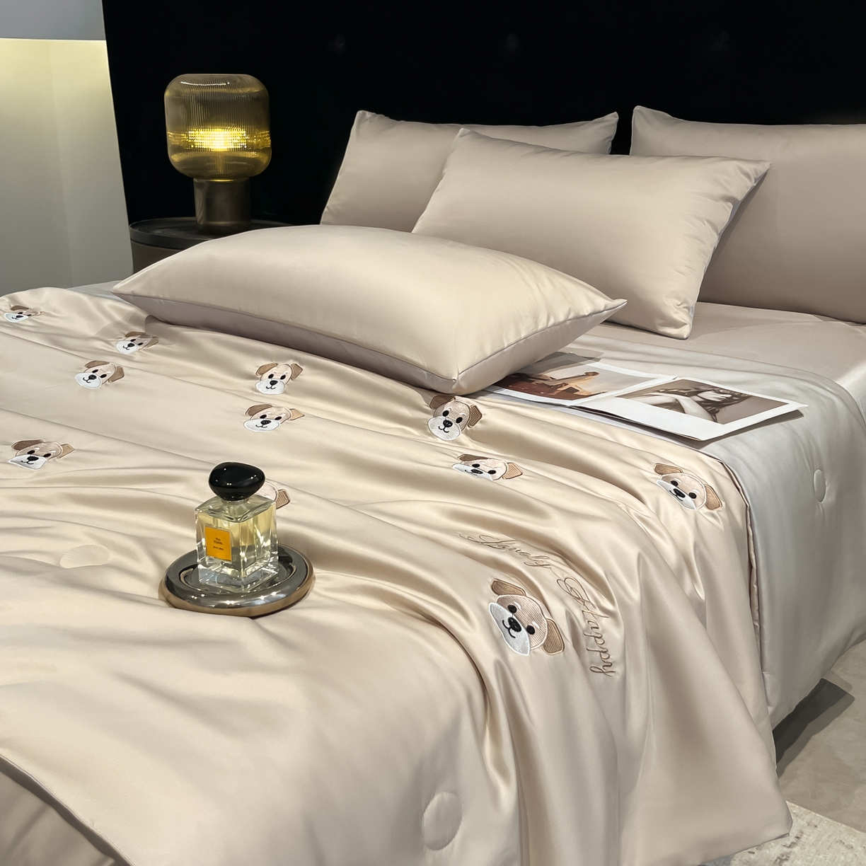 91家纺网 家纺一手货源 找家纺 红嘴企鹅 2026新款水洗冰丝刺绣夏被四件套 夏被-小狗香槟金