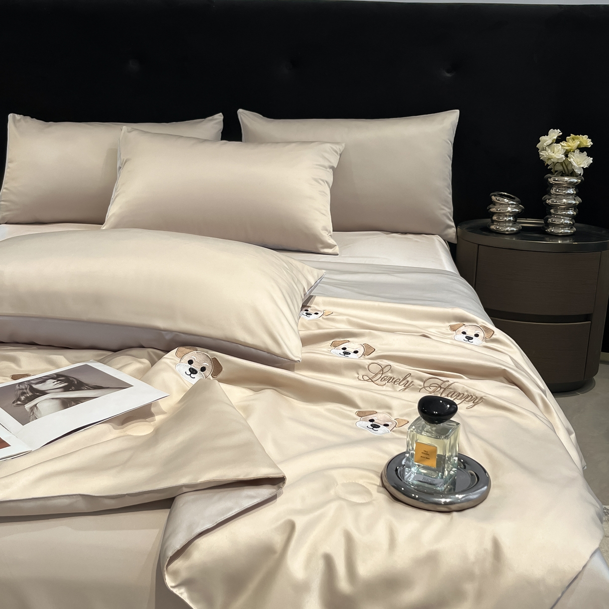 91家纺网 家纺一手货源 找家纺 红嘴企鹅 2026新款水洗冰丝刺绣夏被四件套 夏被-小狗香槟金