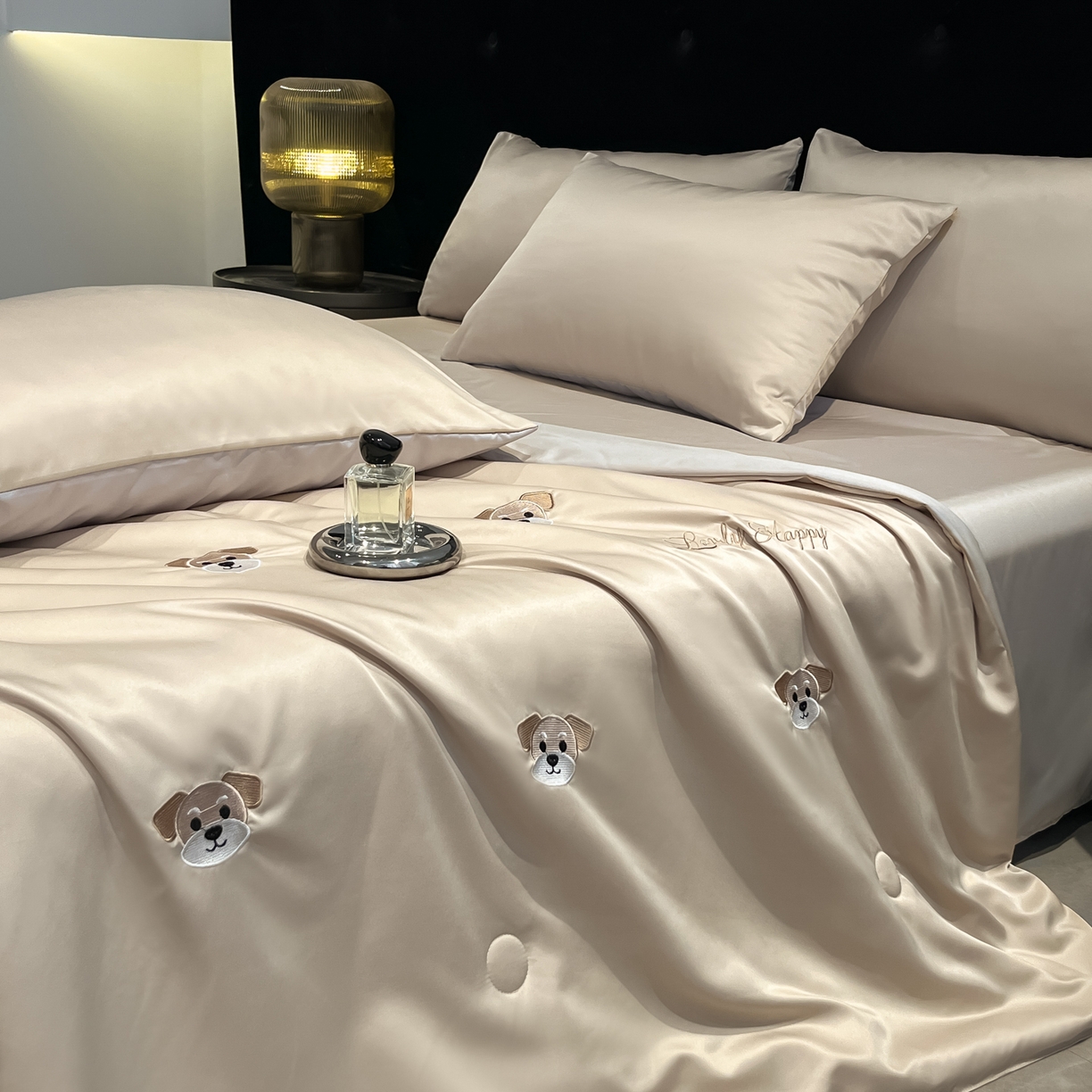 91家纺网 家纺一手货源 找家纺 红嘴企鹅 2026新款水洗冰丝刺绣夏被四件套 夏被-小狗香槟金