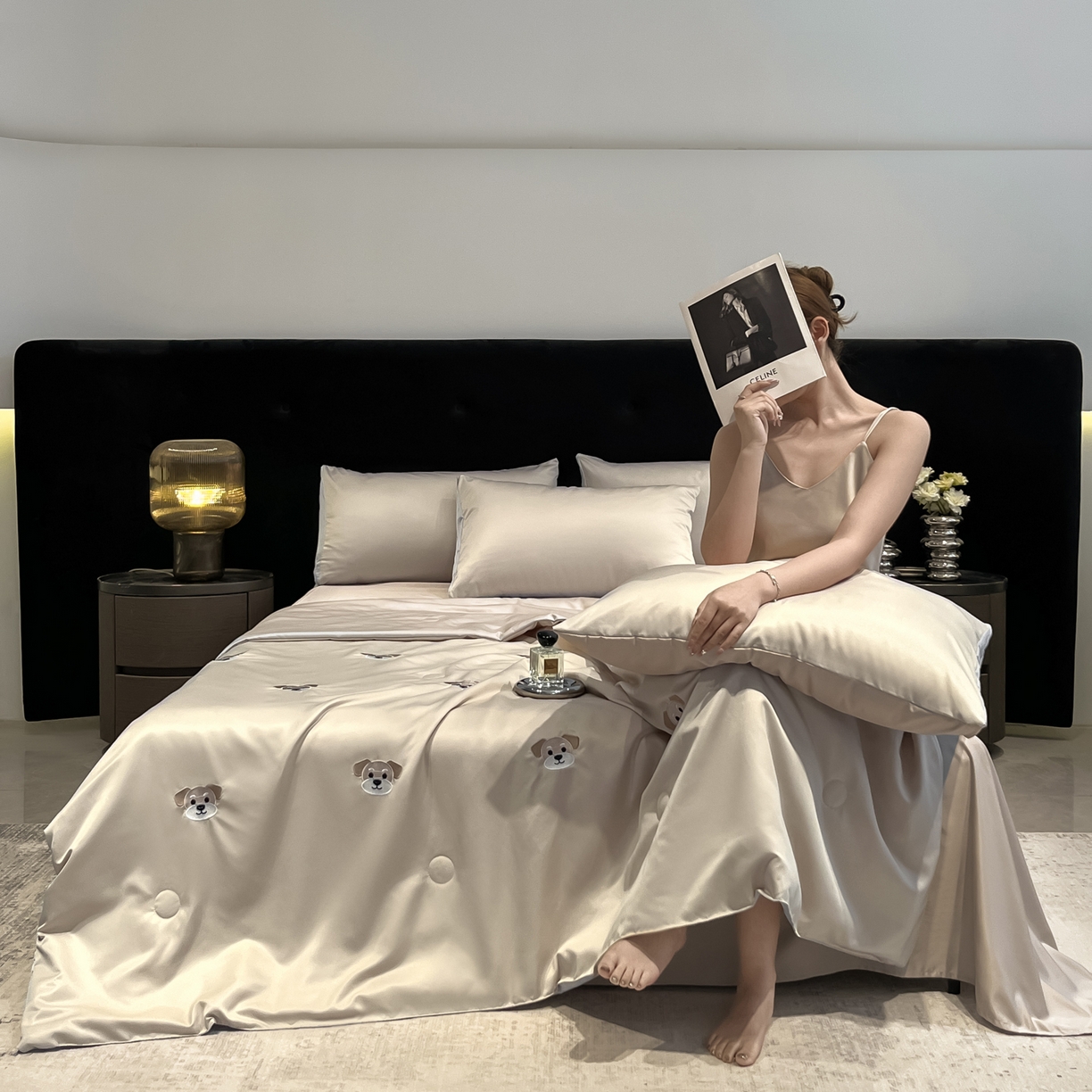 91家纺网 家纺一手货源 找家纺 红嘴企鹅 2026新款水洗冰丝刺绣夏被四件套 夏被-小狗香槟金