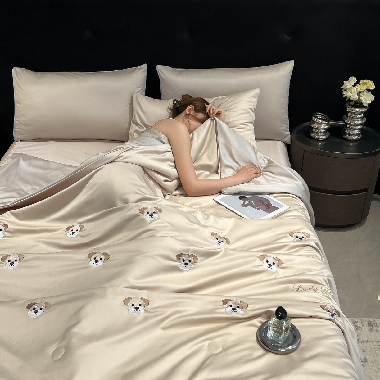 91家纺网 家纺一手货源 找家纺 红嘴企鹅 2026新款水洗冰丝刺绣夏被四件套 夏被-小狗香槟金