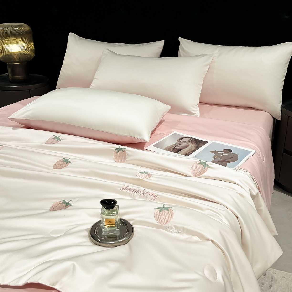 91家纺网 家纺一手货源 找家纺 红嘴企鹅 2026新款水洗冰丝刺绣夏被四件套 夏被-小猫奶油粉