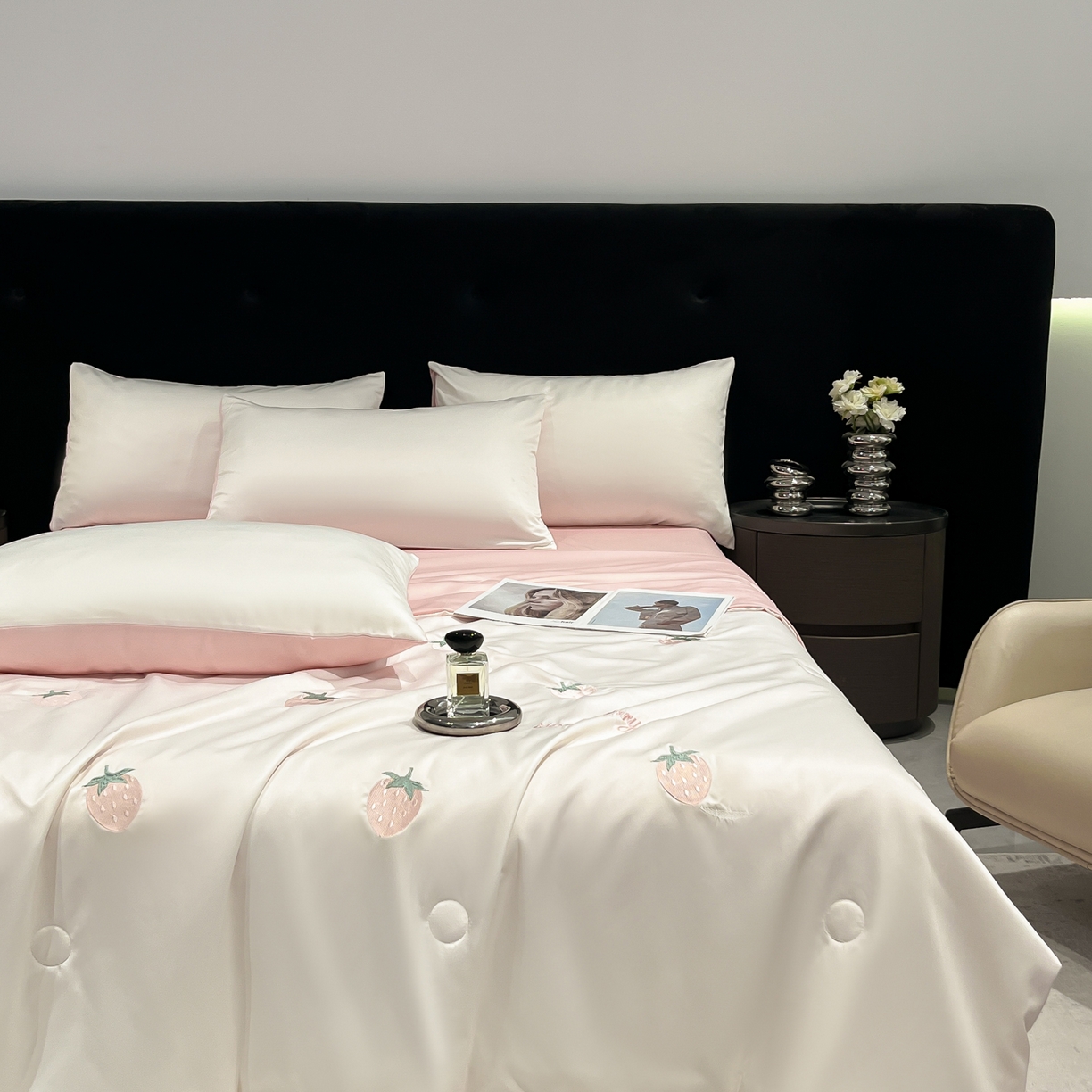 91家纺网 家纺一手货源 找家纺 红嘴企鹅 2026新款水洗冰丝刺绣夏被四件套 夏被-小猫奶油粉