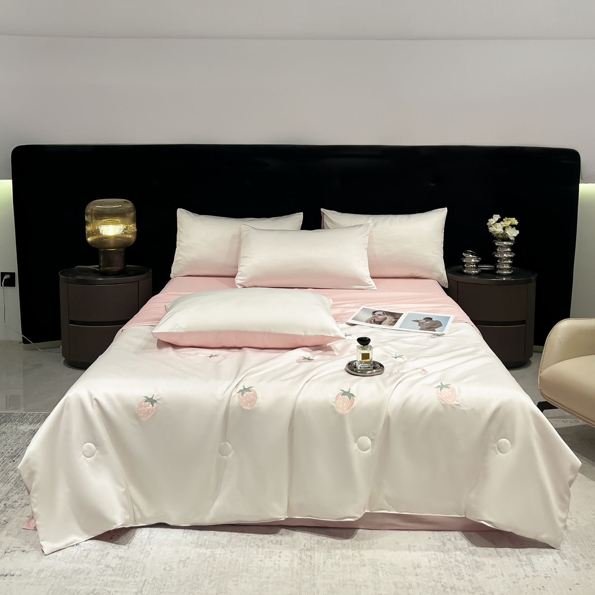 91家纺网 家纺一手货源 找家纺 红嘴企鹅 2026新款水洗冰丝刺绣夏被四件套 夏被-小猫奶油粉