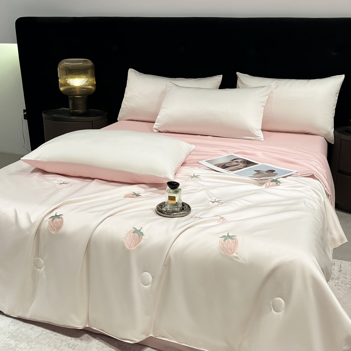 91家纺网 家纺一手货源 找家纺 红嘴企鹅 2026新款水洗冰丝刺绣夏被四件套 夏被-小猫奶油粉