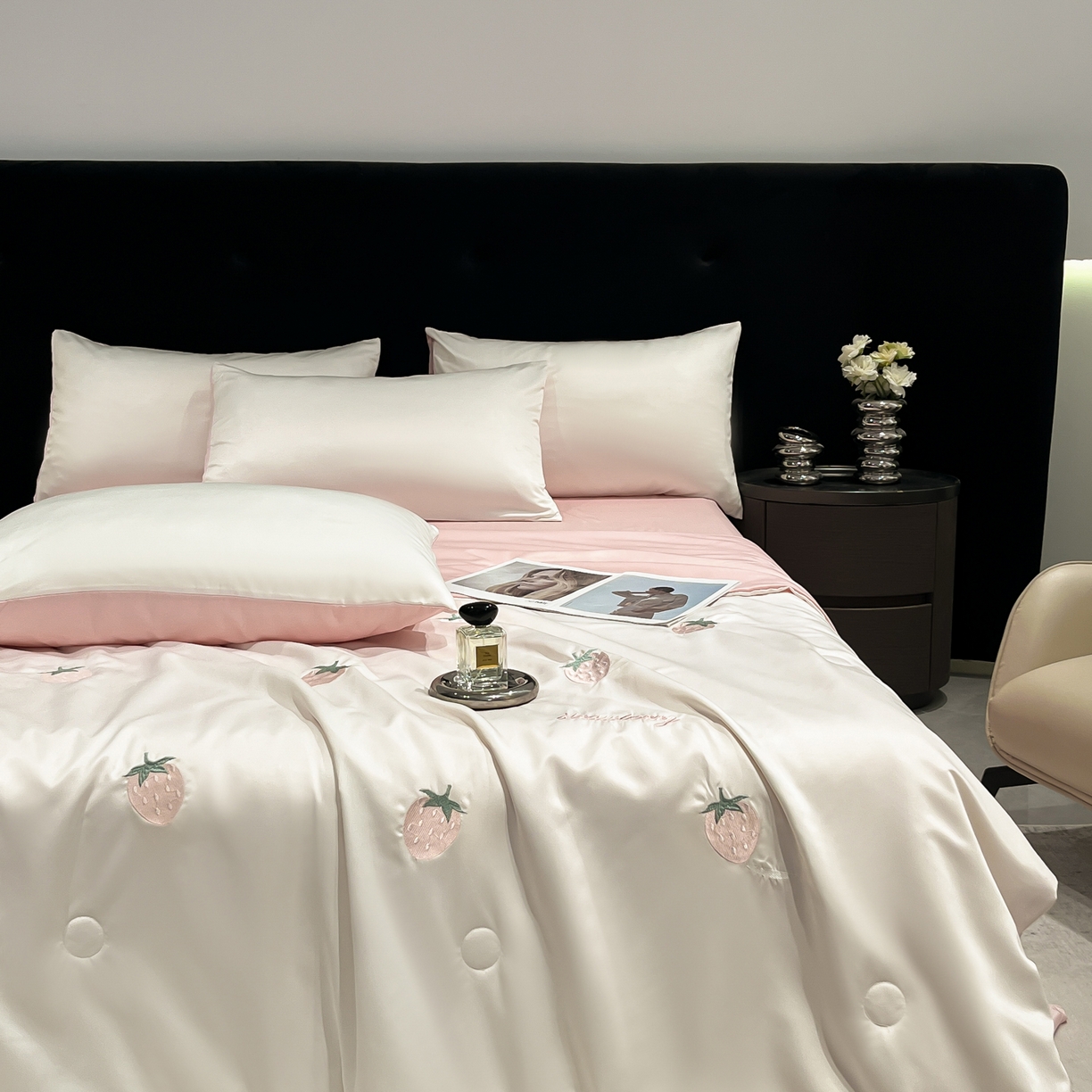 91家纺网 家纺一手货源 找家纺 红嘴企鹅 2026新款水洗冰丝刺绣夏被四件套 夏被-小猫奶油粉