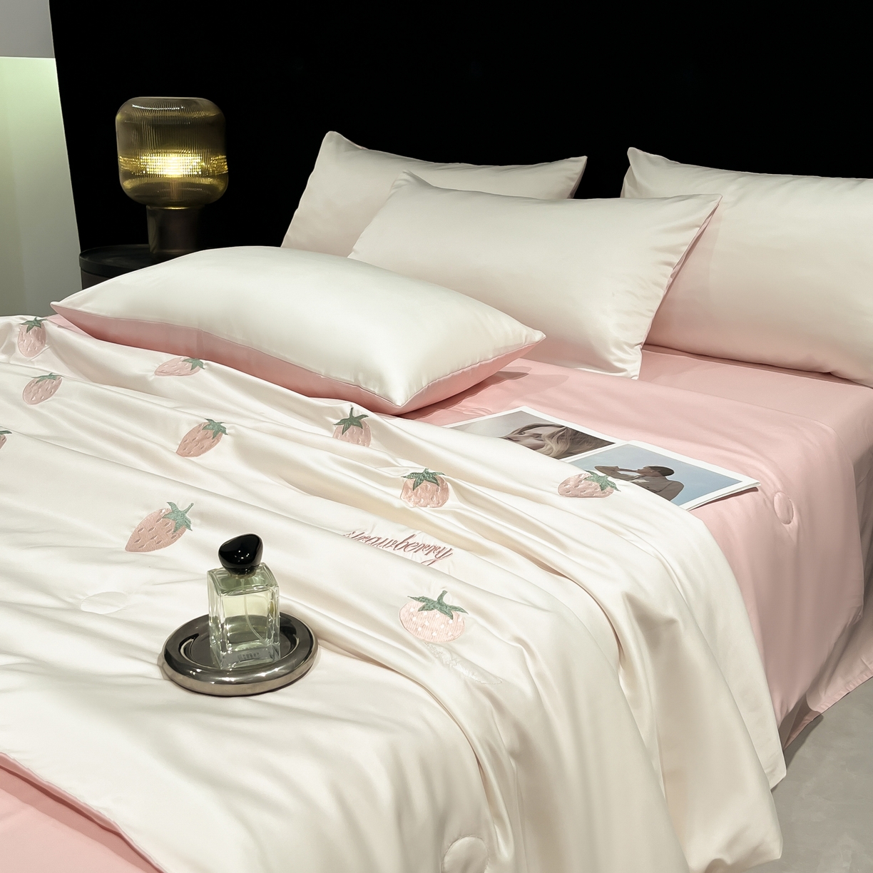 91家纺网 家纺一手货源 找家纺 红嘴企鹅 2026新款水洗冰丝刺绣夏被四件套 夏被-小猫奶油粉