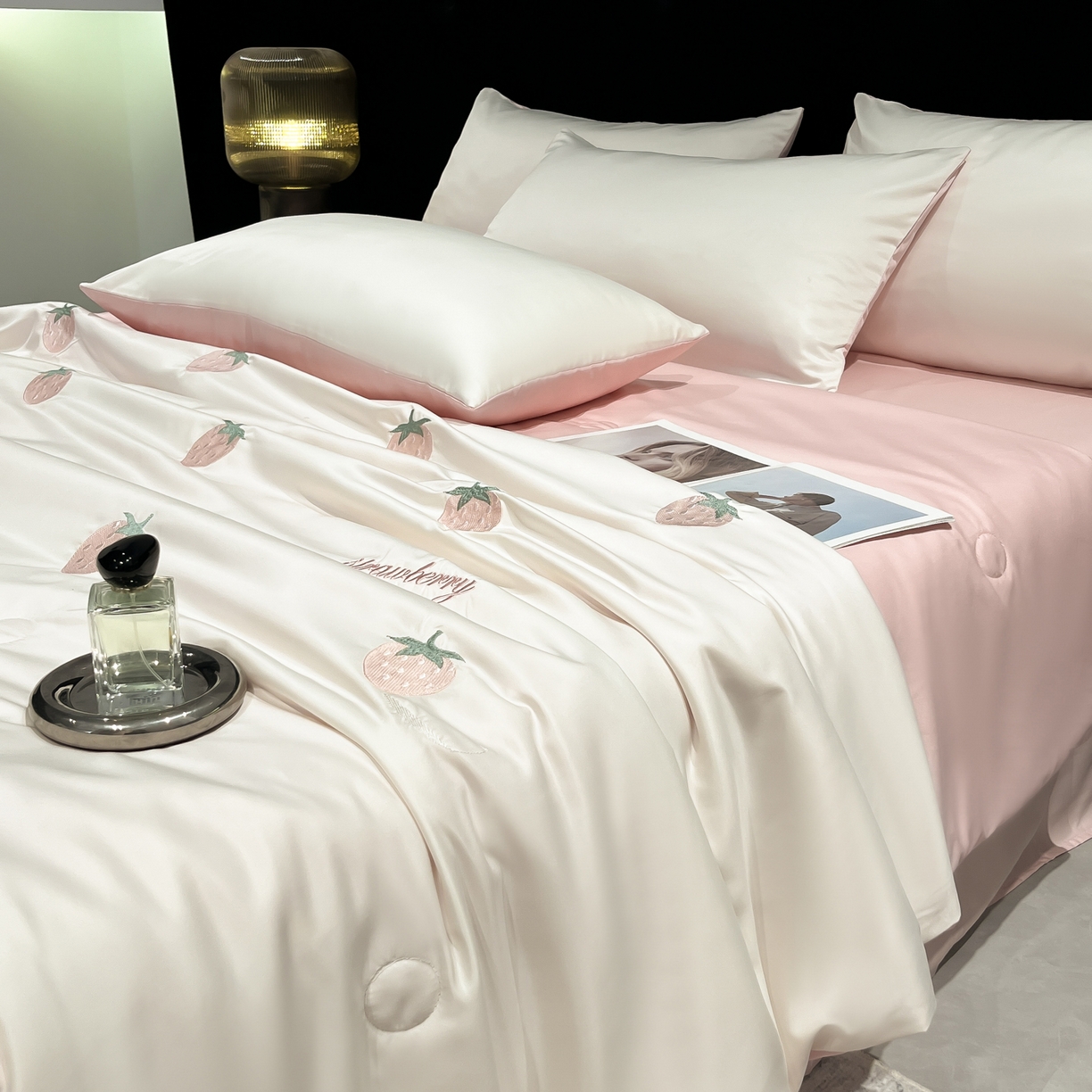 91家纺网 家纺一手货源 找家纺 红嘴企鹅 2026新款水洗冰丝刺绣夏被四件套 夏被-小猫奶油粉